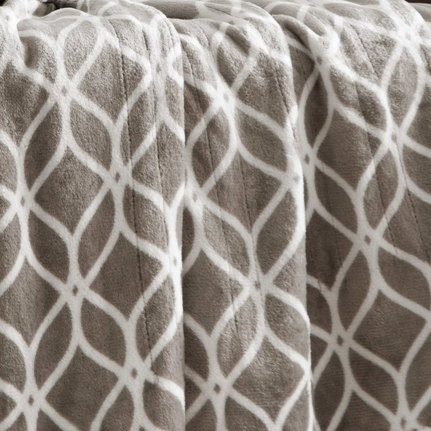 Brookstone Gedruckter Cozy Heated Plüschwurf