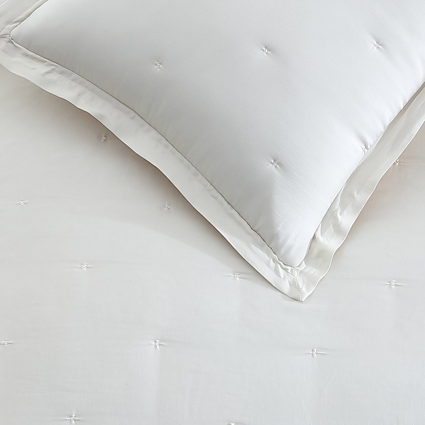 KARL LAGERFELD PARIS Silky Cloud Leichtgewichtige Comforter Set Kollektion