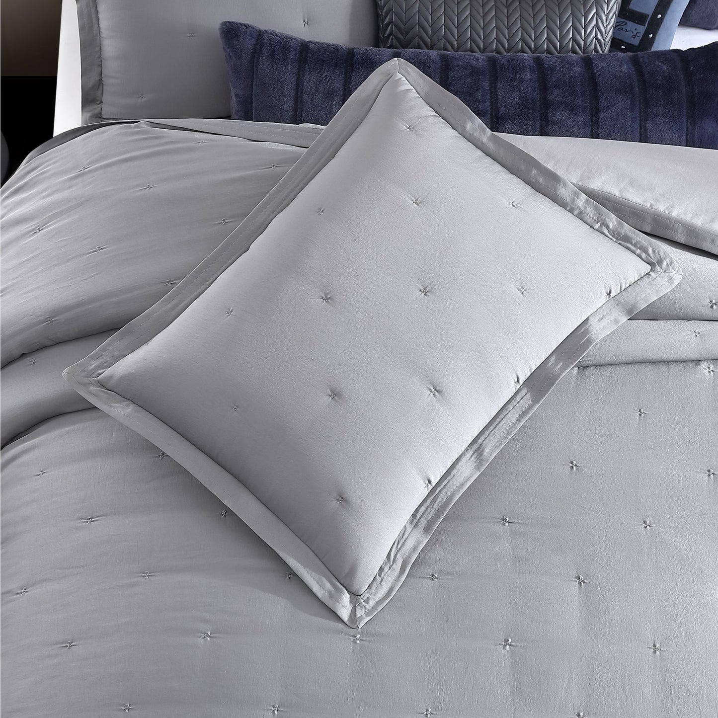 KARL LAGERFELD PARIS Silky Cloud Leichtgewichtige Comforter Set Kollektion