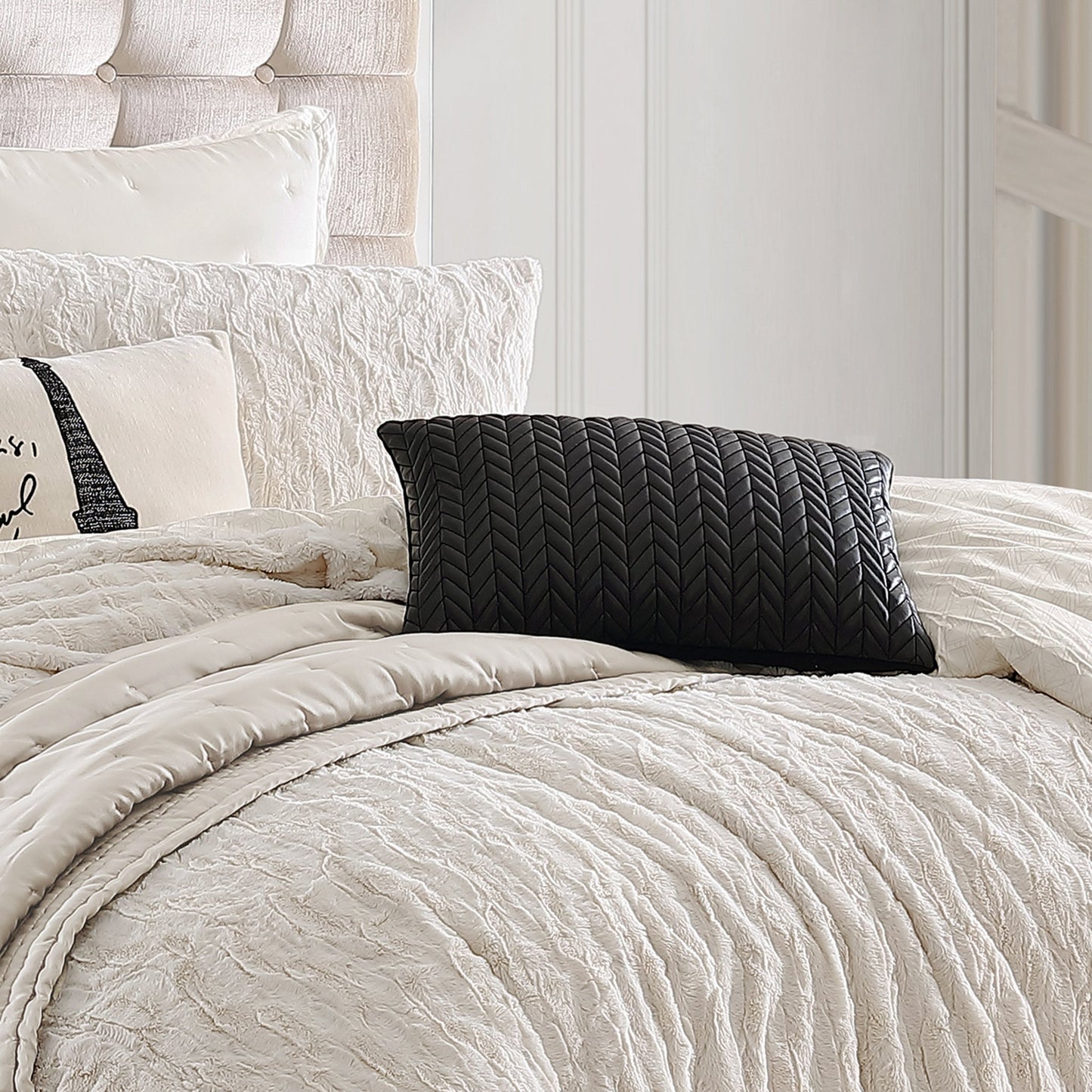 KARL LAGERFELD PARIS Chevron Quilted Dekoratives Kissen