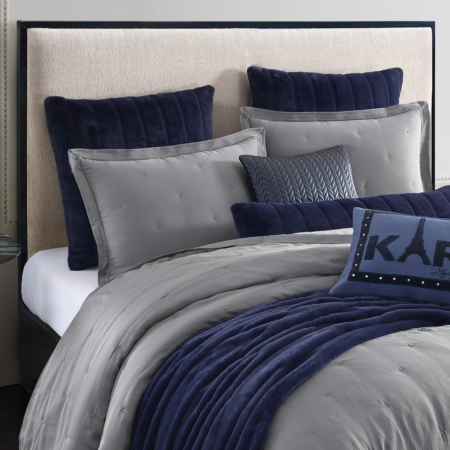 KARL LAGERFELD PARIS Silky Cloud Leichtgewichtige Comforter Set Kollektion