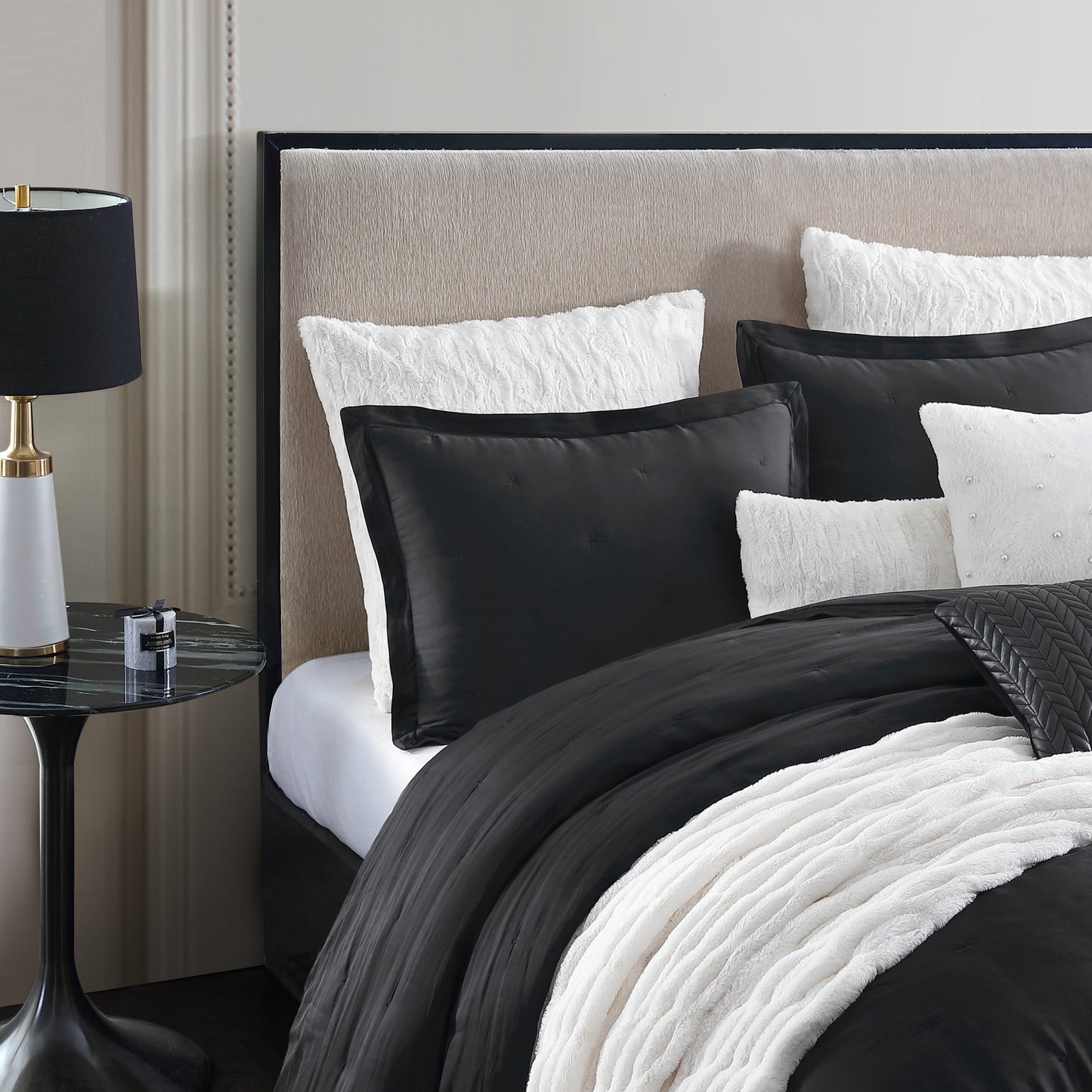 KARL LAGERFELD PARIS Silky Cloud Leichtgewichtige Comforter Set Kollektion