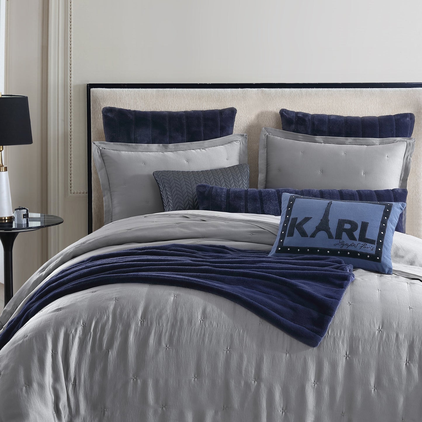 KARL LAGERFELD PARIS Silky Cloud Leichtgewichtige Comforter Set Kollektion