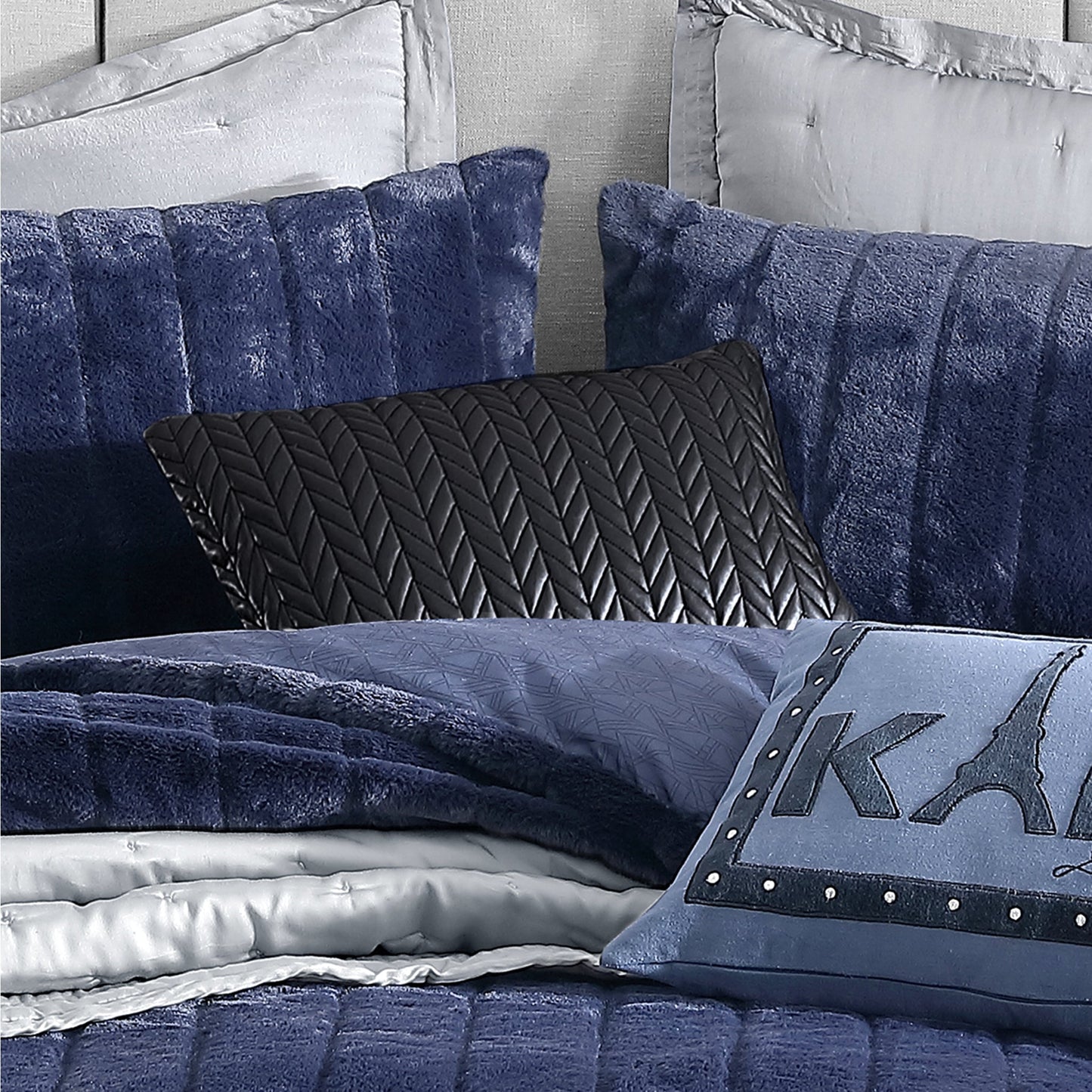 KARL LAGERFELD PARIS Chevron Quilted Dekoratives Kissen