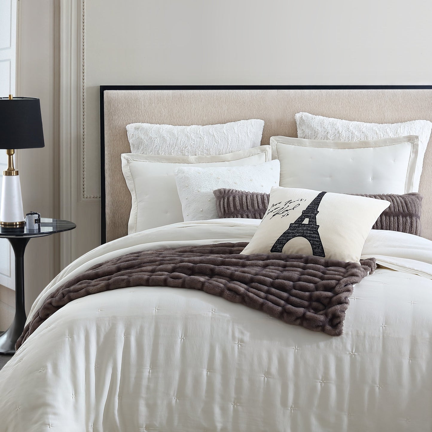 KARL LAGERFELD PARIS Silky Cloud Leichtgewichtige Comforter Set Kollektion