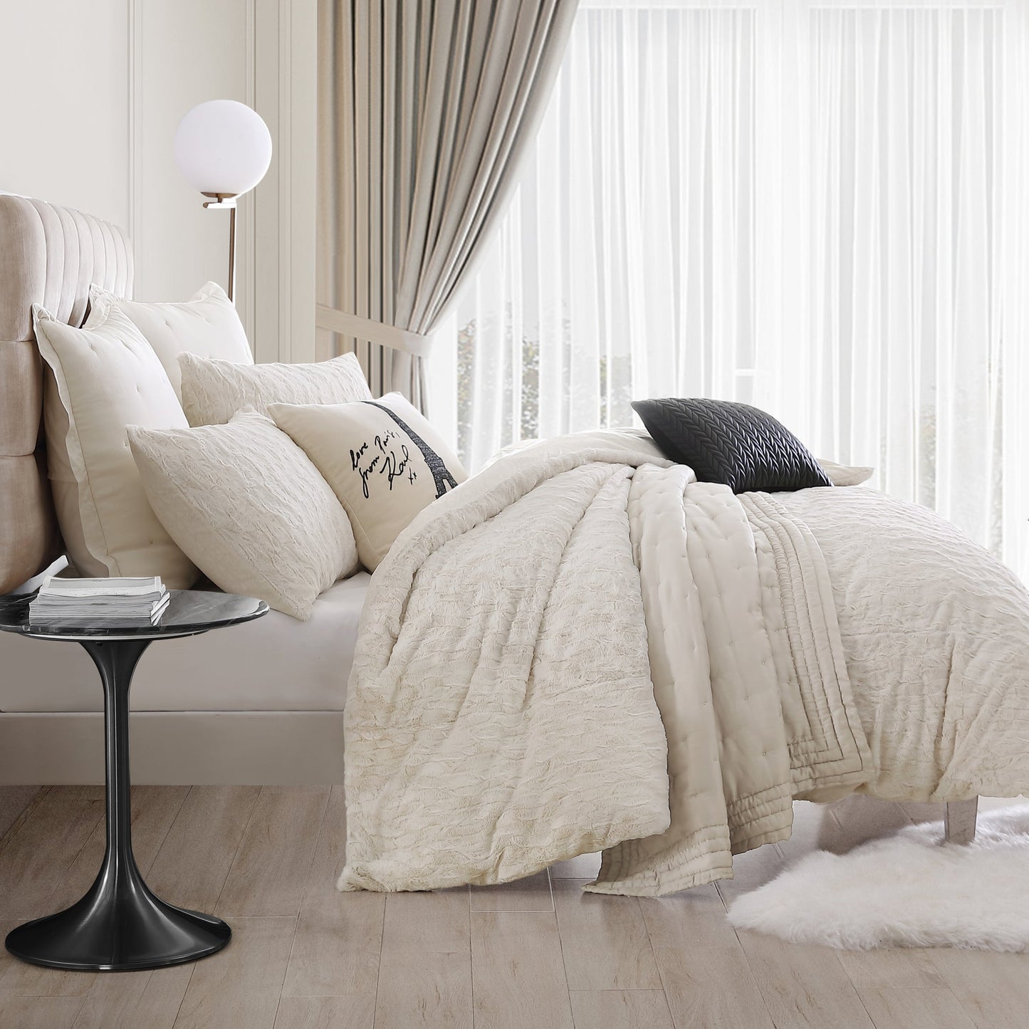 KARL LAGERFELD PARIS Himmlisches Faux Fur Duvet Set