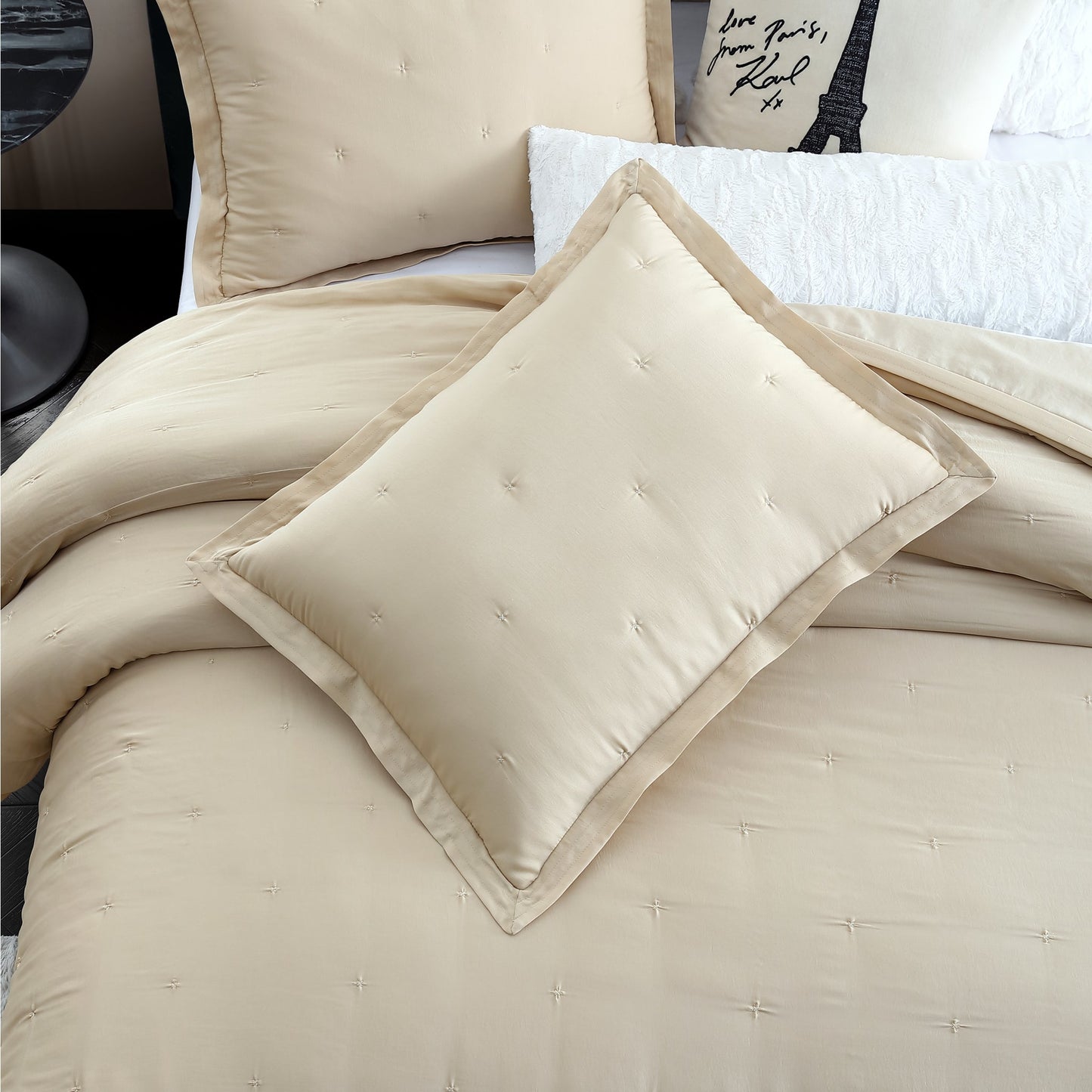 KARL LAGERFELD PARIS Silky Cloud Leichtgewichtige Comforter Set Kollektion