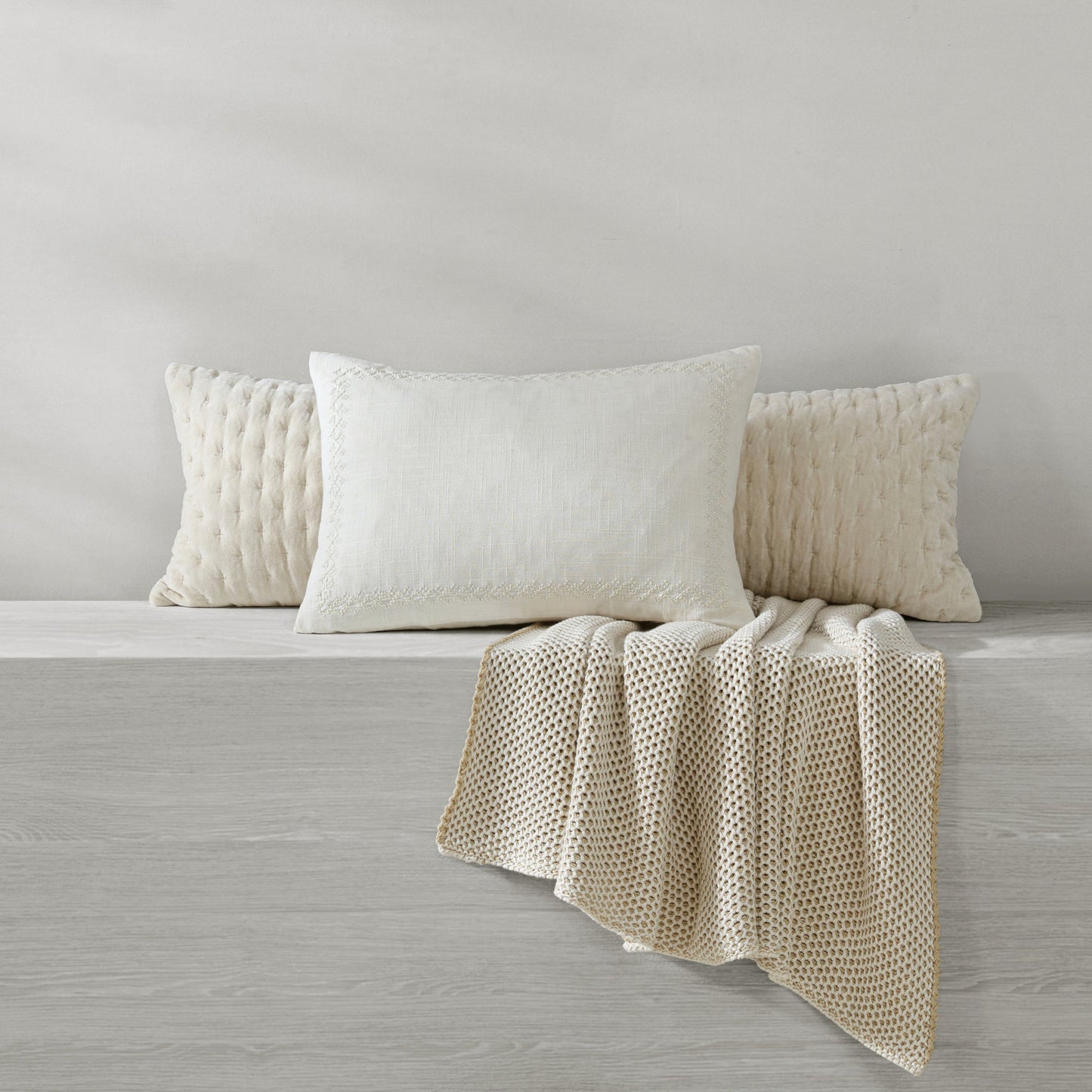 DKNY PURE Border Stickerei Dekoratives Kissen