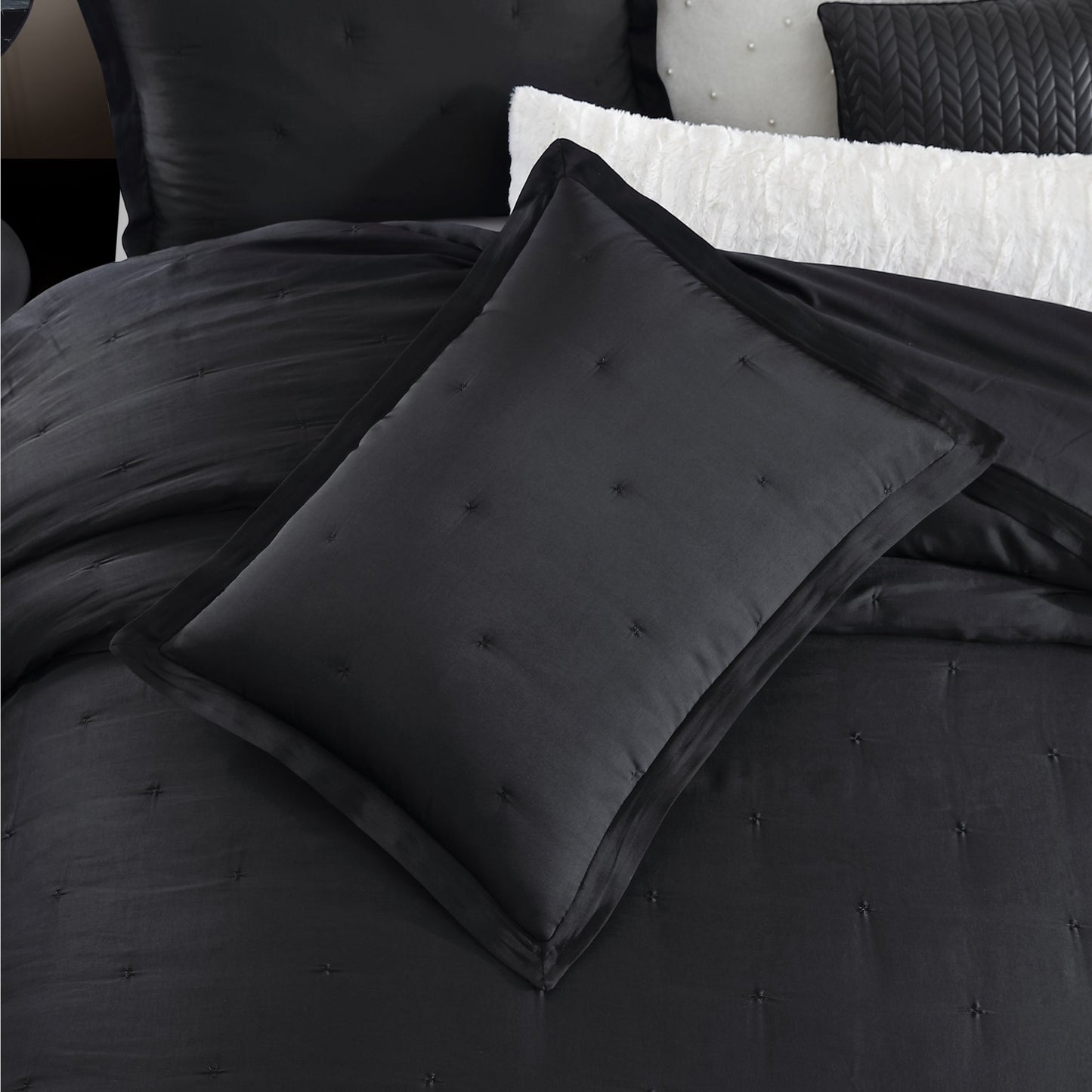 KARL LAGERFELD PARIS Silky Cloud Leichtgewichtige Comforter Set Kollektion