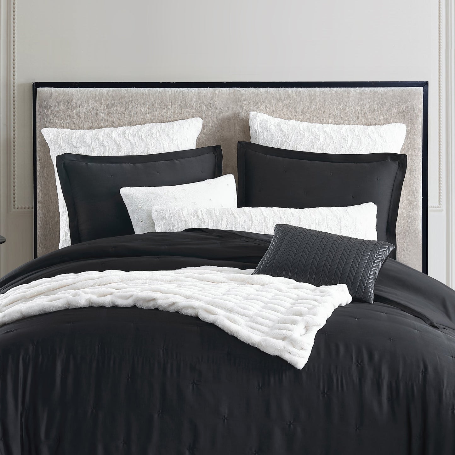 KARL LAGERFELD PARIS Silky Cloud Leichtgewichtige Comforter Set Kollektion