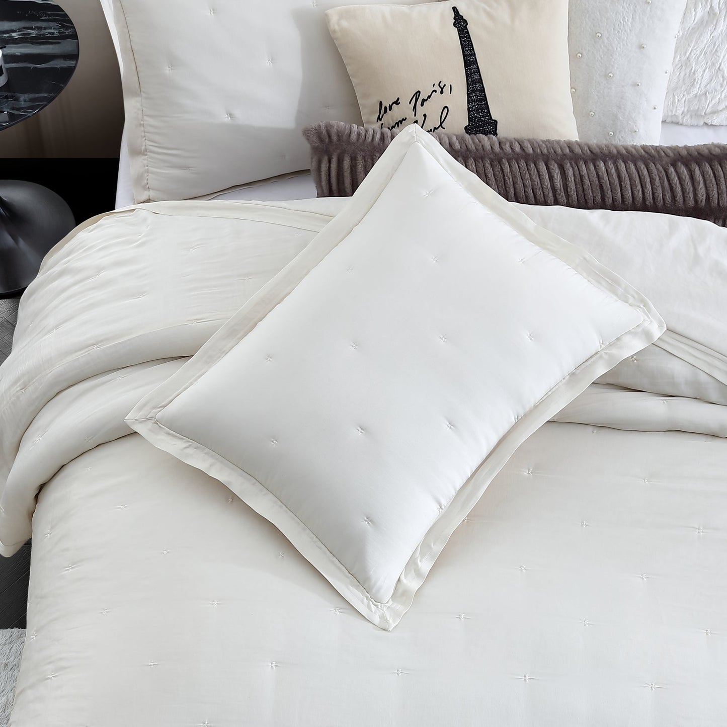 KARL LAGERFELD PARIS Silky Cloud Leichtgewichtige Comforter Set Kollektion
