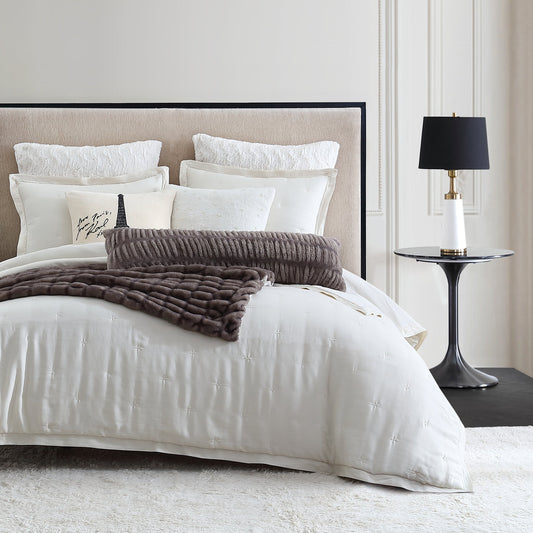 KARL LAGERFELD PARIS Silky Cloud Leichtgewichtige Comforter Set Kollektion