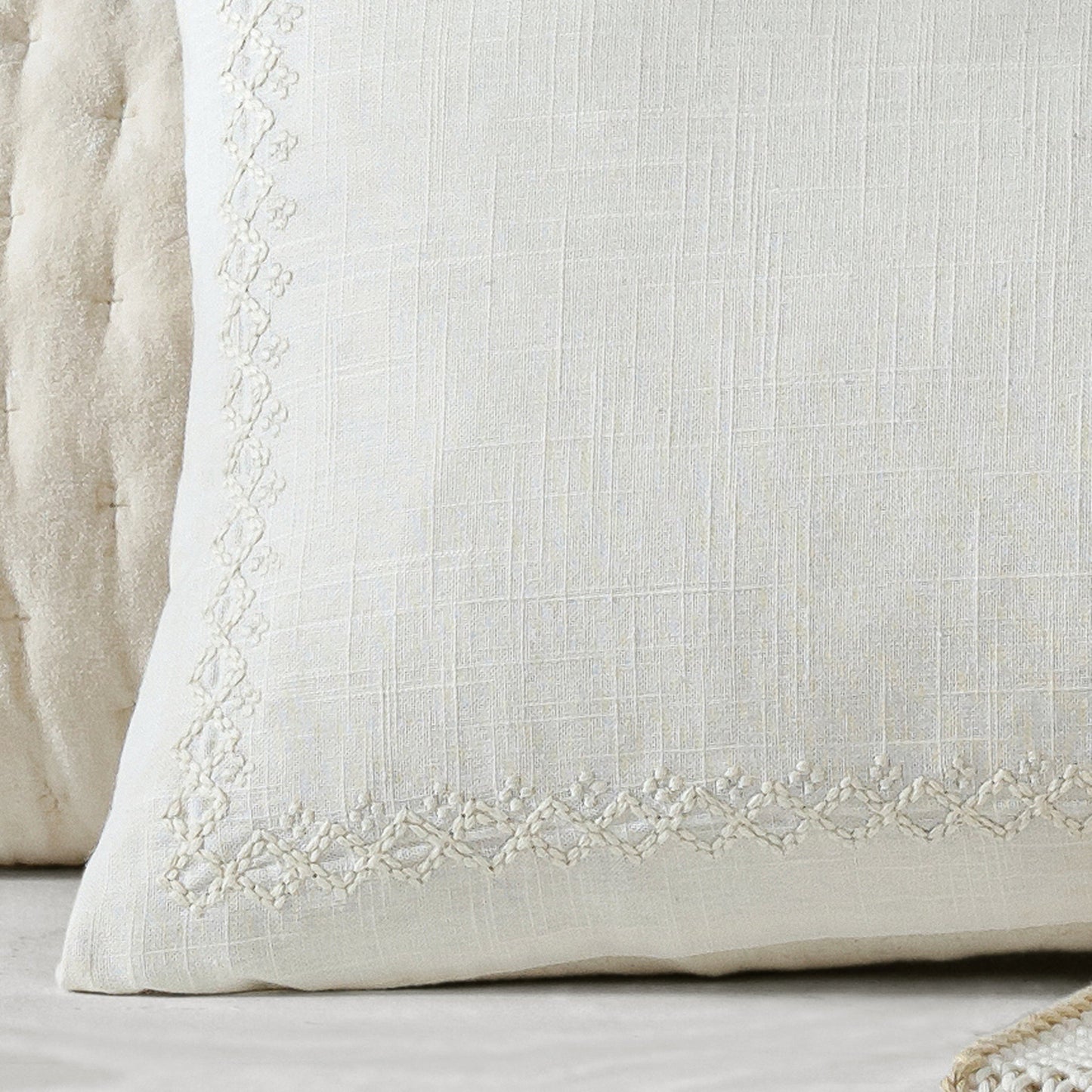 DKNY PURE Border Stickerei Dekoratives Kissen