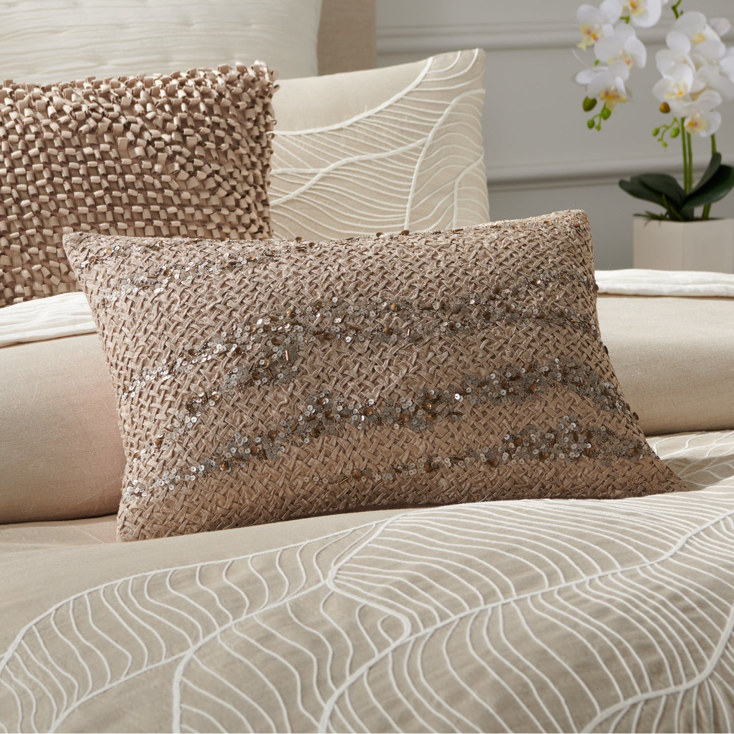 Donna Karan Home Hand Smocked Pailletten Dekoratives Kissen