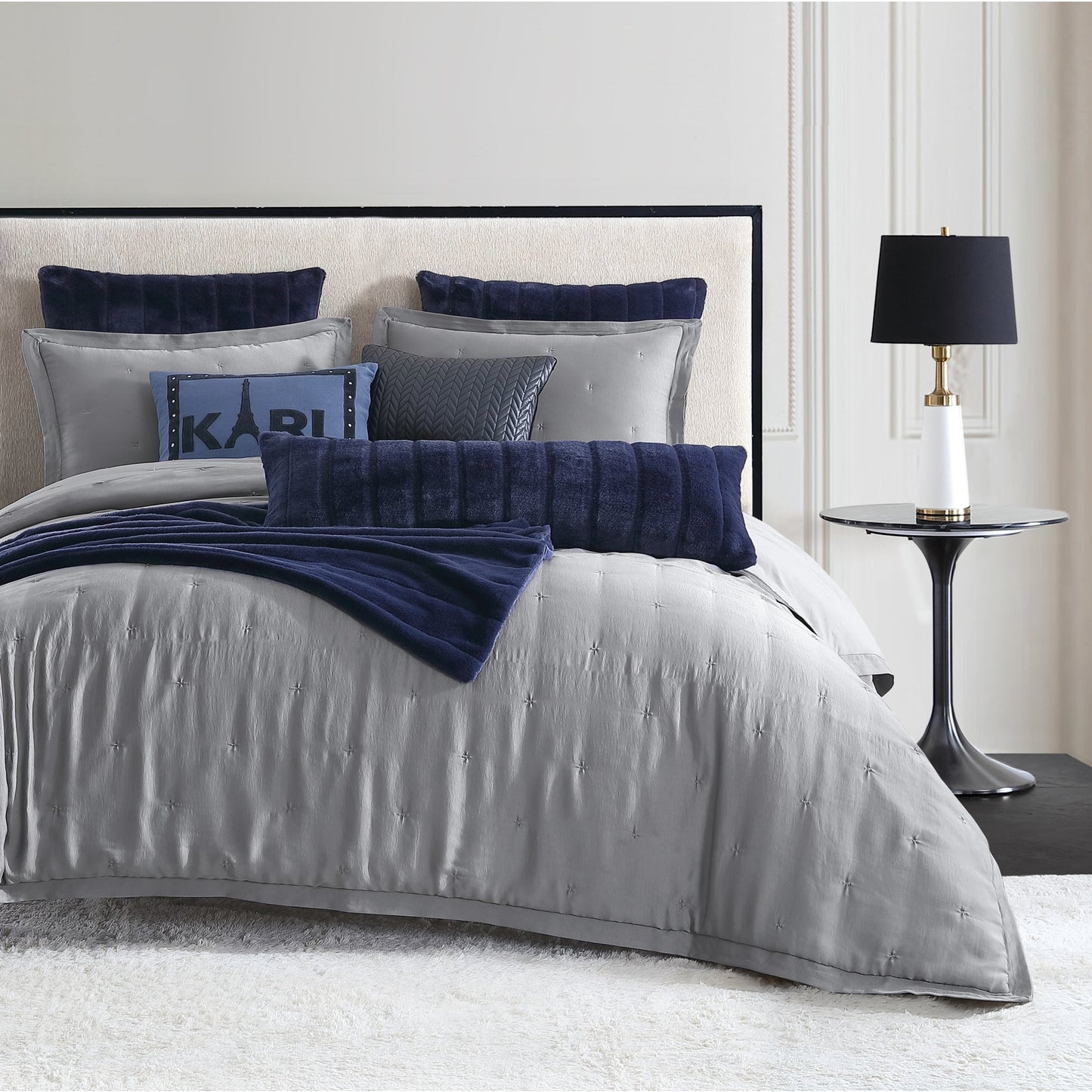KARL LAGERFELD PARIS Silky Cloud Leichtgewichtige Comforter Set Kollektion