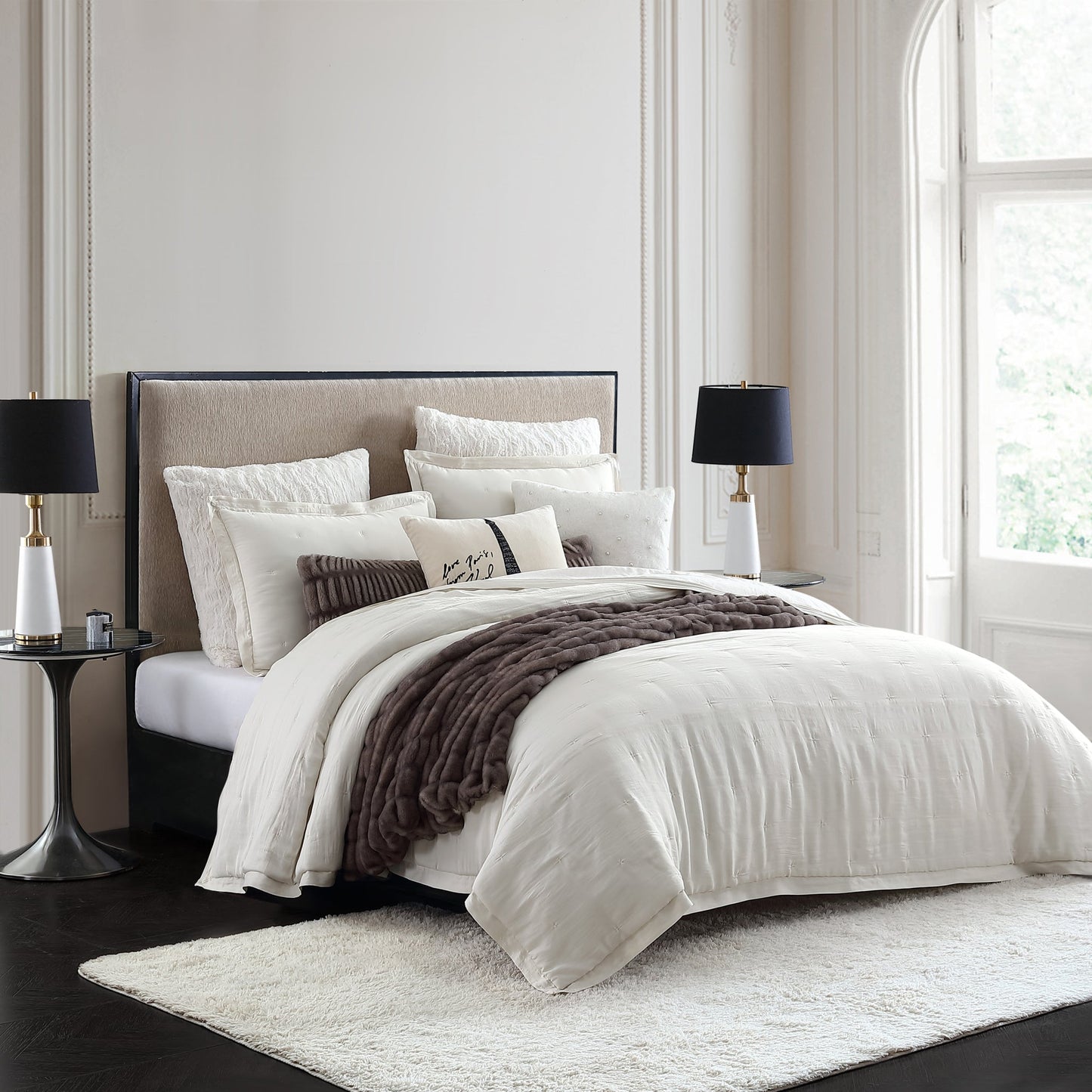 KARL LAGERFELD PARIS Silky Cloud Leichtgewichtige Comforter Set Kollektion