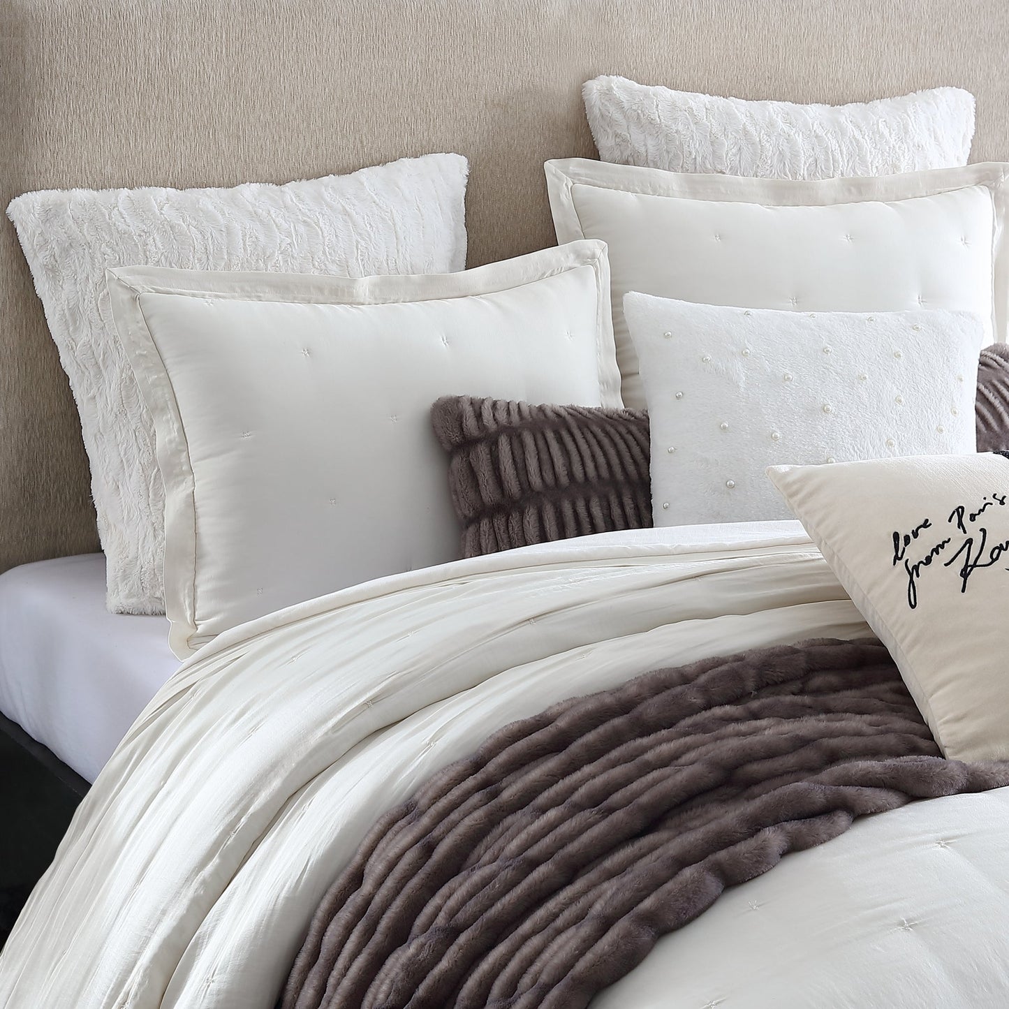KARL LAGERFELD PARIS Silky Cloud Leichtgewichtige Comforter Set Kollektion