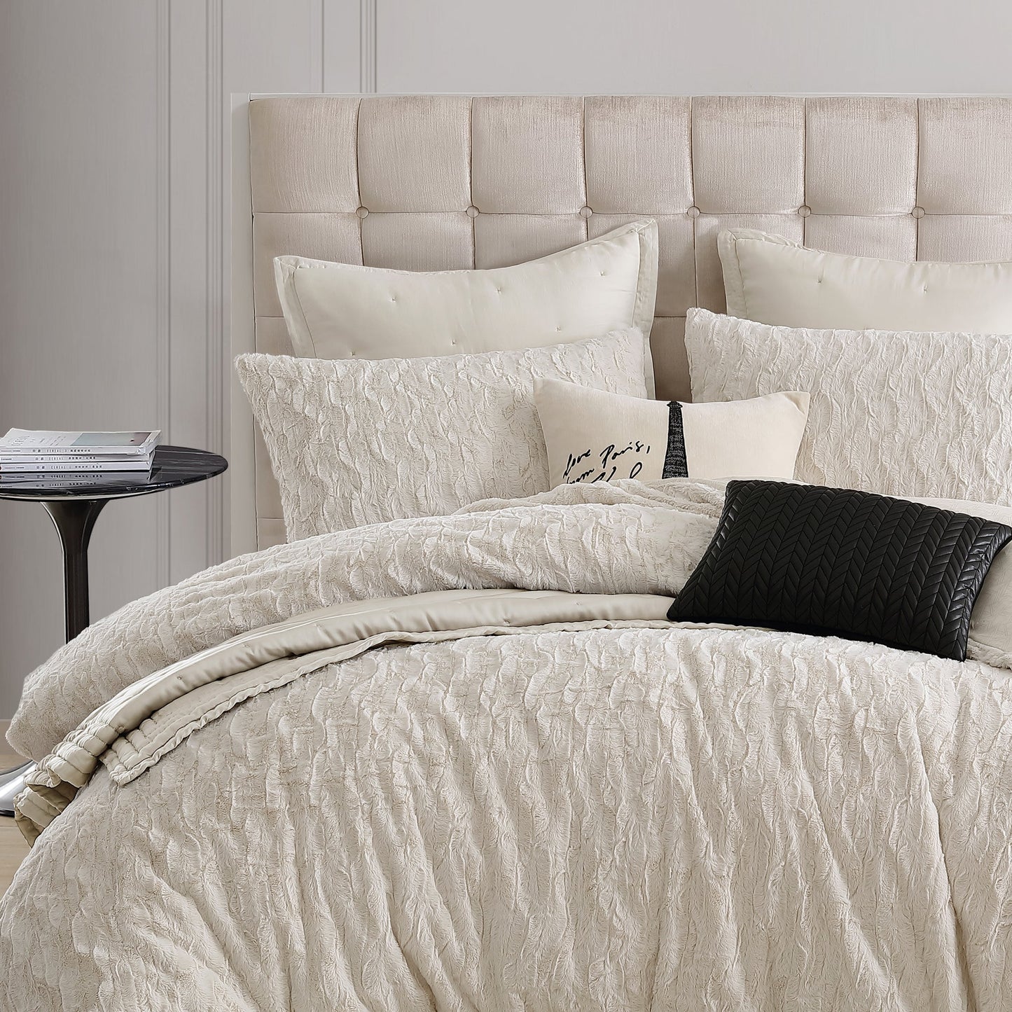 KARL LAGERFELD PARIS Himmlisches Faux Fur Comforter Set