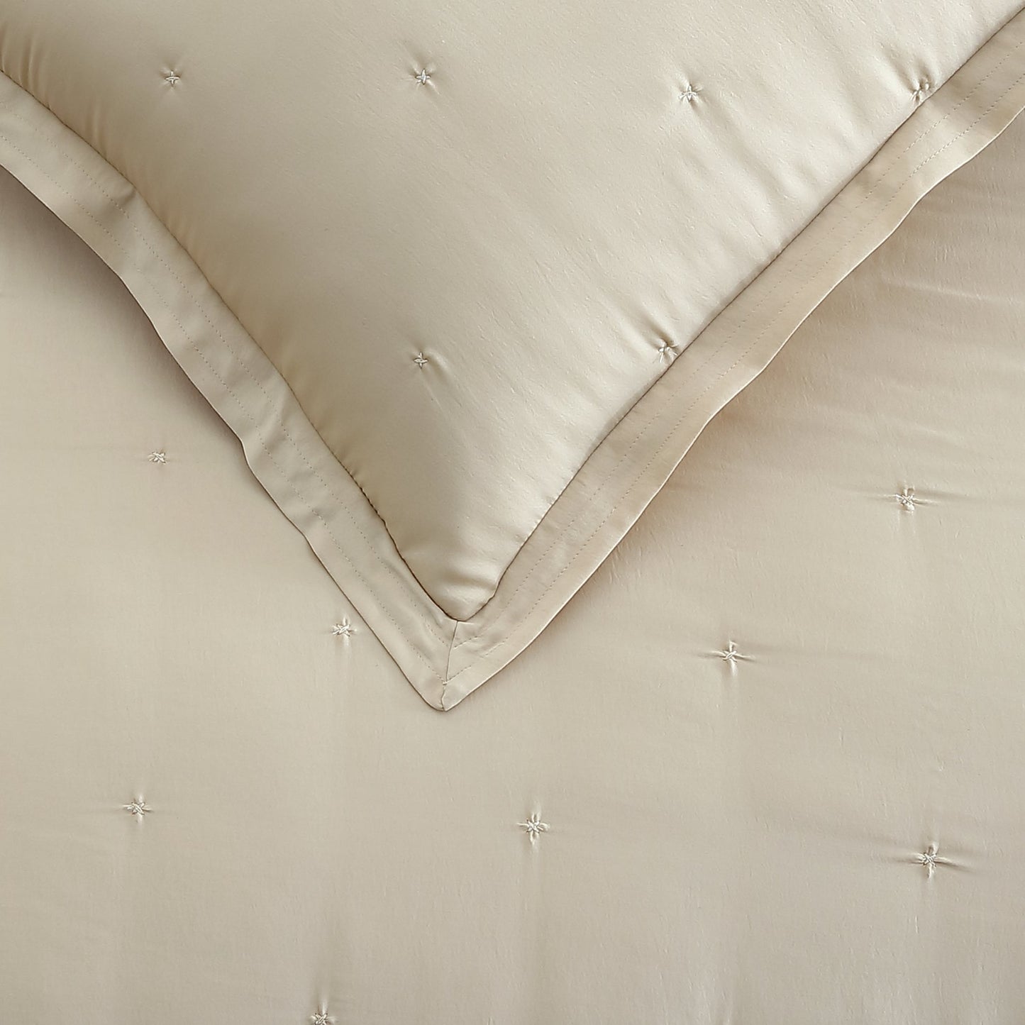 KARL LAGERFELD PARIS Silky Cloud Leichtgewichtige Comforter Set Kollektion